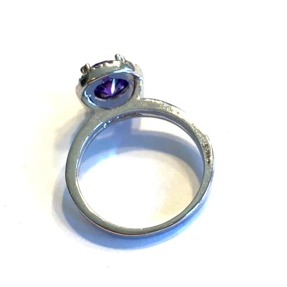 Stunning Cocktail Ring Silvertone 8.5 faceted purple synthetic solitaire stone - Picture 3 of 6